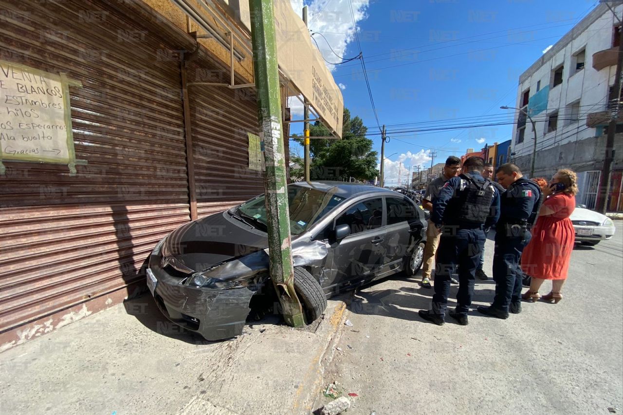 Huye tras chocar contra auto en la Ramón Corona