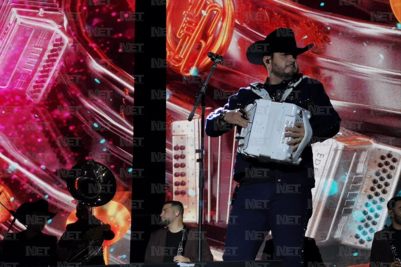 Edén Muñoz canta sus éxitos como solista en la Feria Juárez