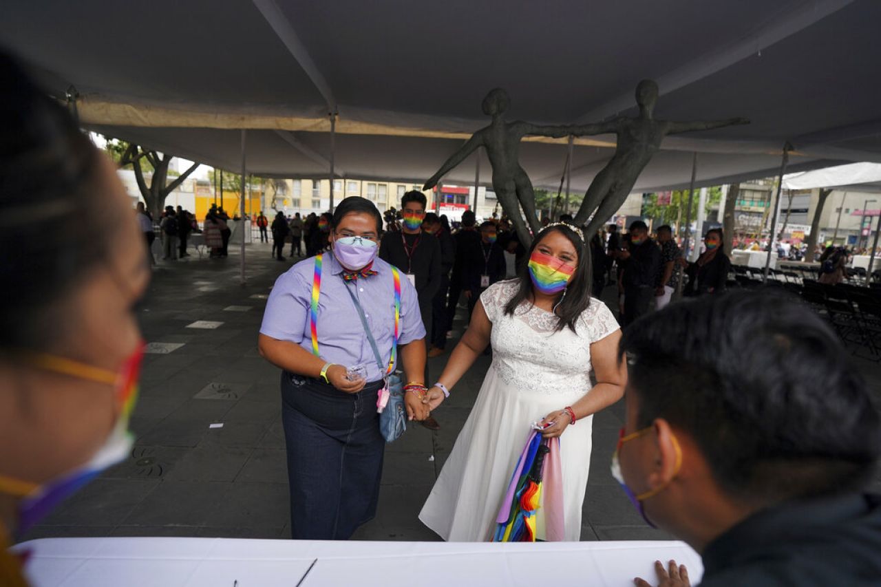 Parejas LGBT+ 'escapan' de sus estados para casarse