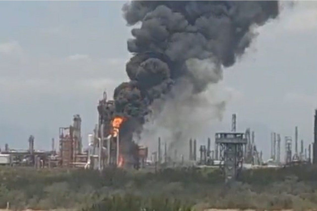Se registra incendio en refinería de Pemex en Nuevo León