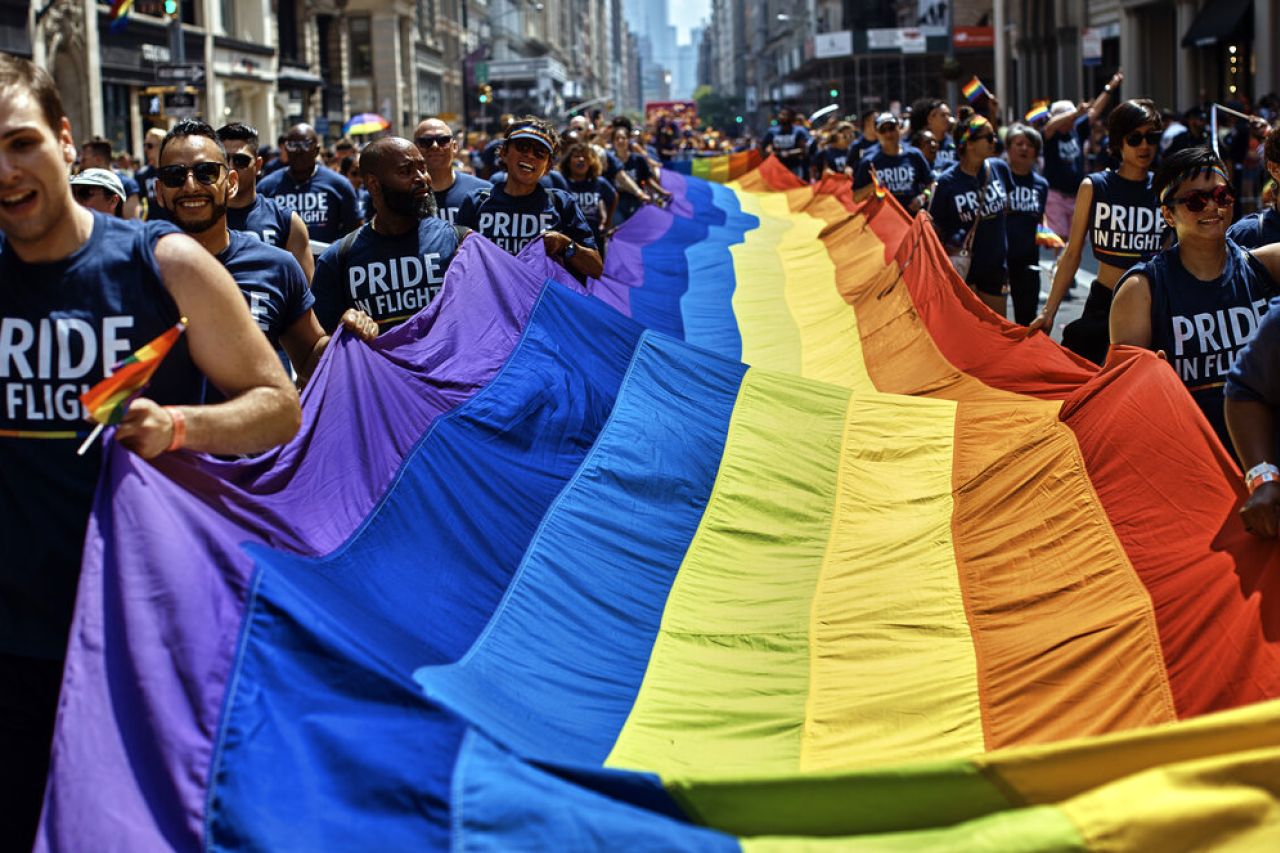 Ciudades en EU realizan desfiles de orgullo LGBT+