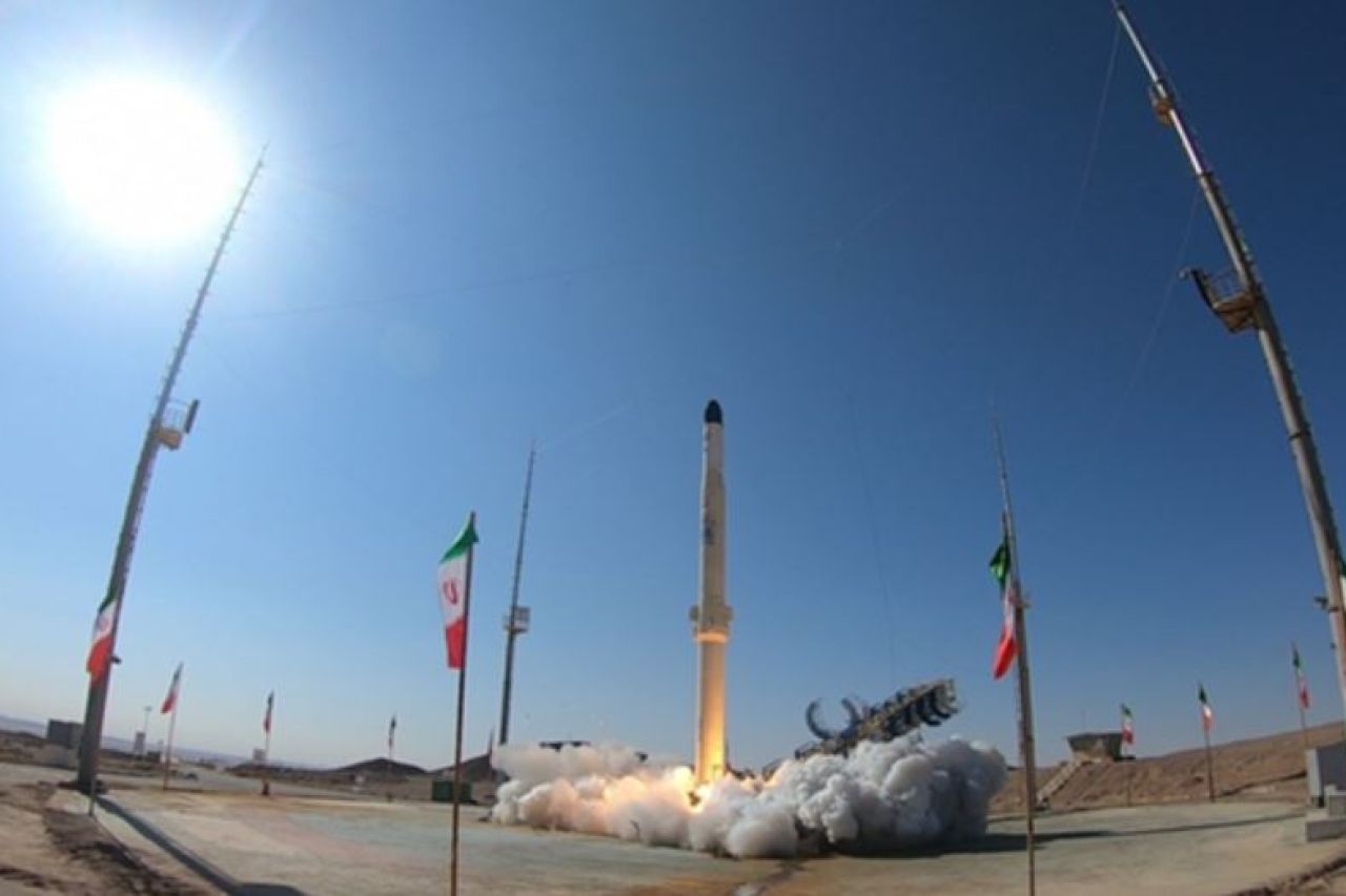 Lanza Irán cohete con cargador de satélite