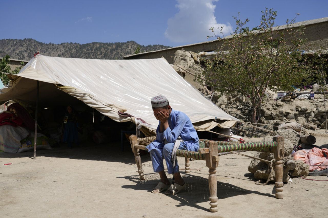 Suman 155 niños fallecidos por sismo en Afganistán