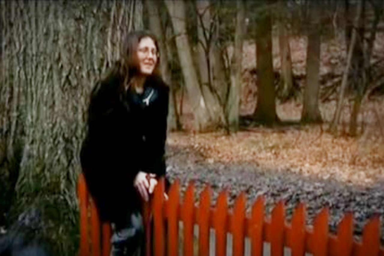 Video: Mujer se enamora de cerco de madera