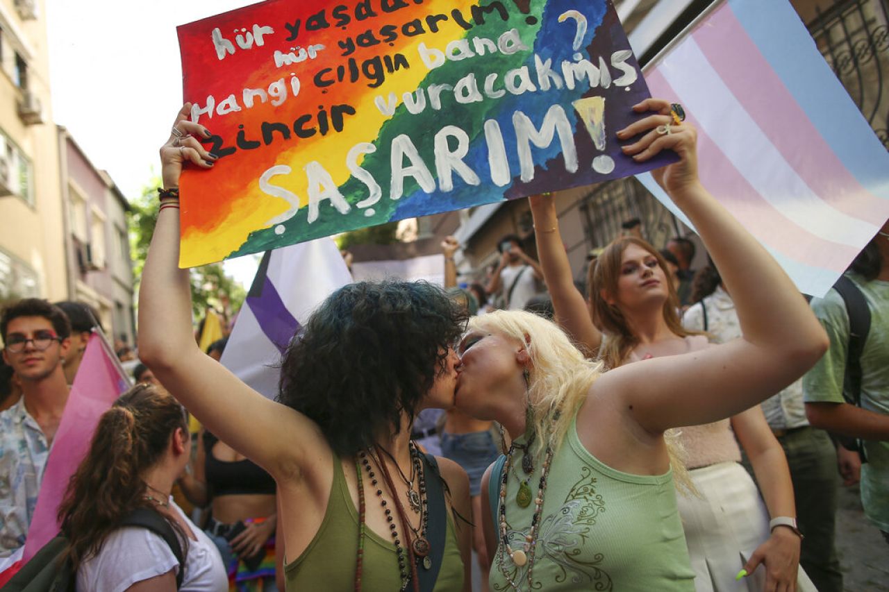 Liberan a activistas LGBT+ detenidos en Turquía