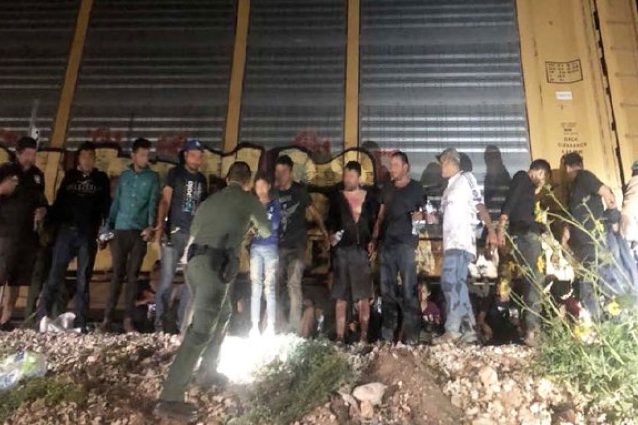 Otra vez Texas: Rescatan a 40 migrantes de un vagón en Uvalde