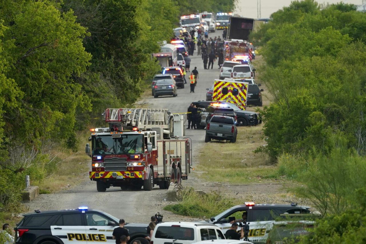 Suman 51 los migrantes muertos hallados en camión en Texas