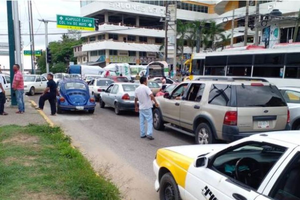 Bloqueos de transportistas paralizan Acapulco