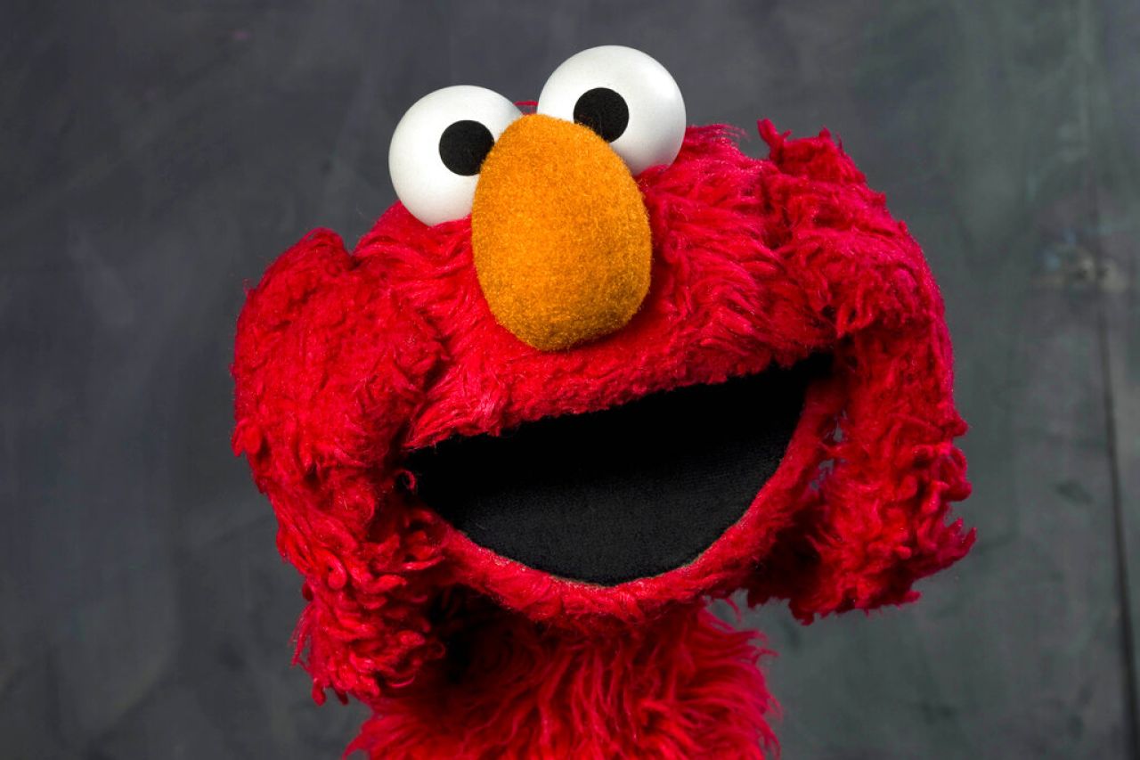 Hackean cuenta de X de Elmo para publicar mensajes racistas