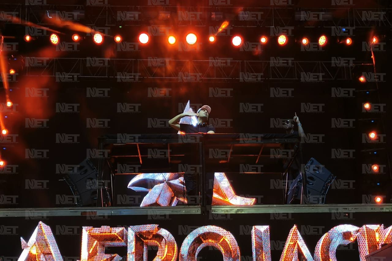 Jóvenes bailan al estilo de Afrojack en la feria