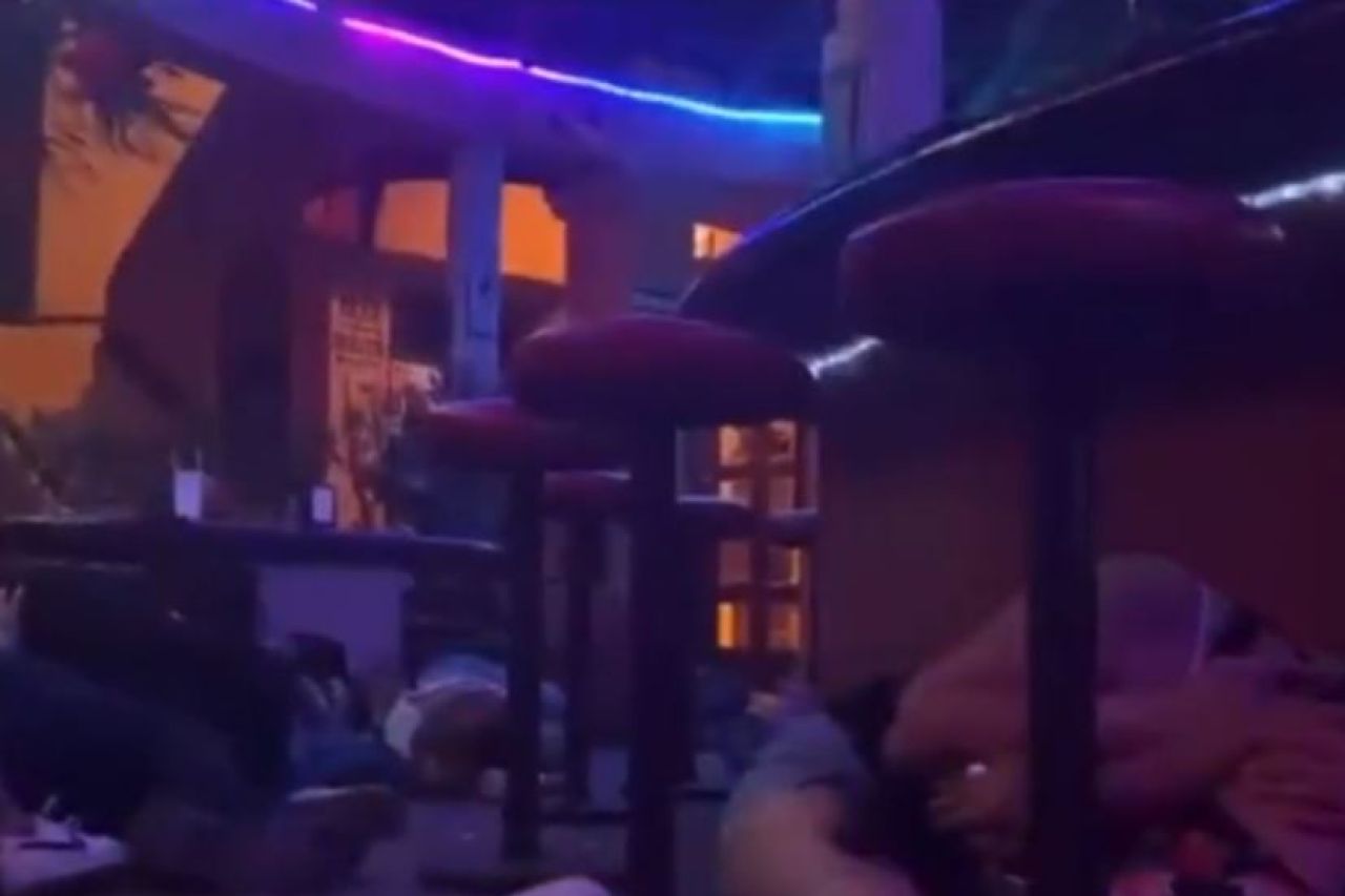 Video: No se vayan a levantar; captan balacera en bar de Sonora