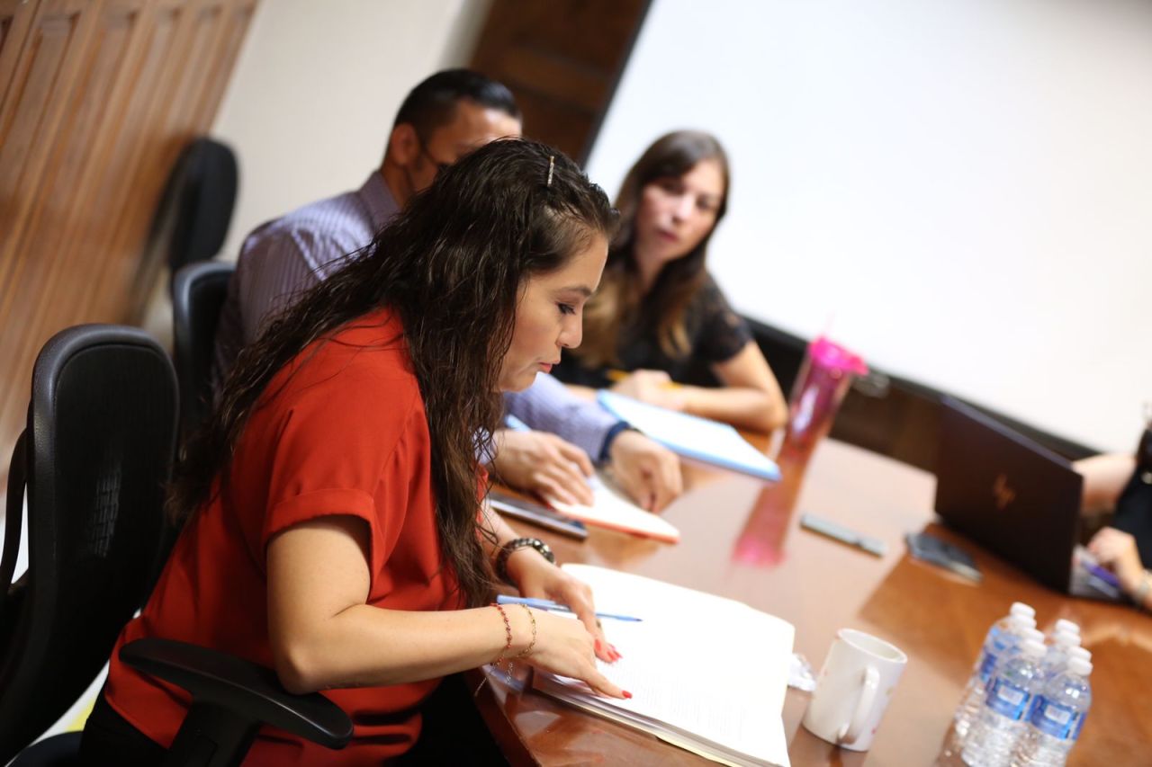 Proponen designar nombre de maestra a una calle