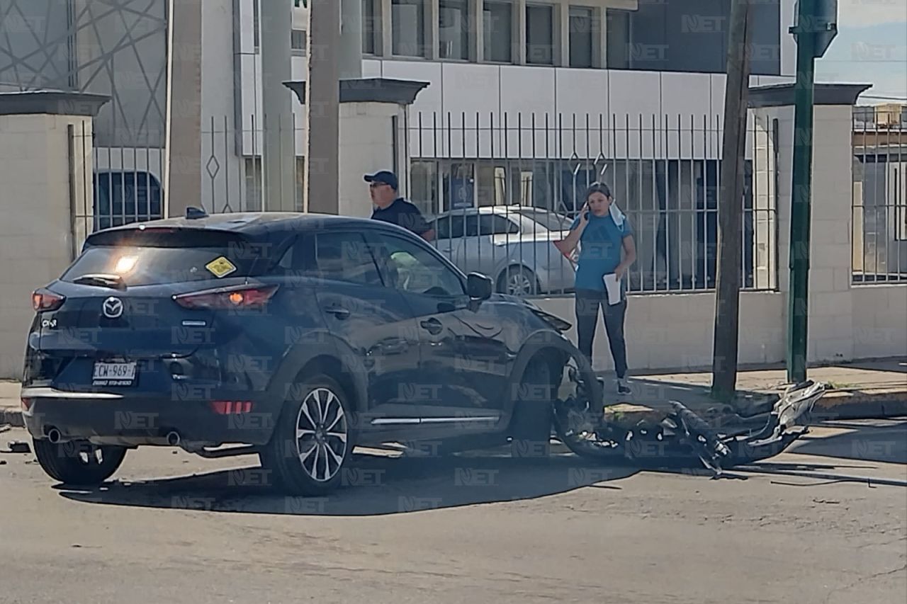 Se pasa el alto y choca contra dos camionetas