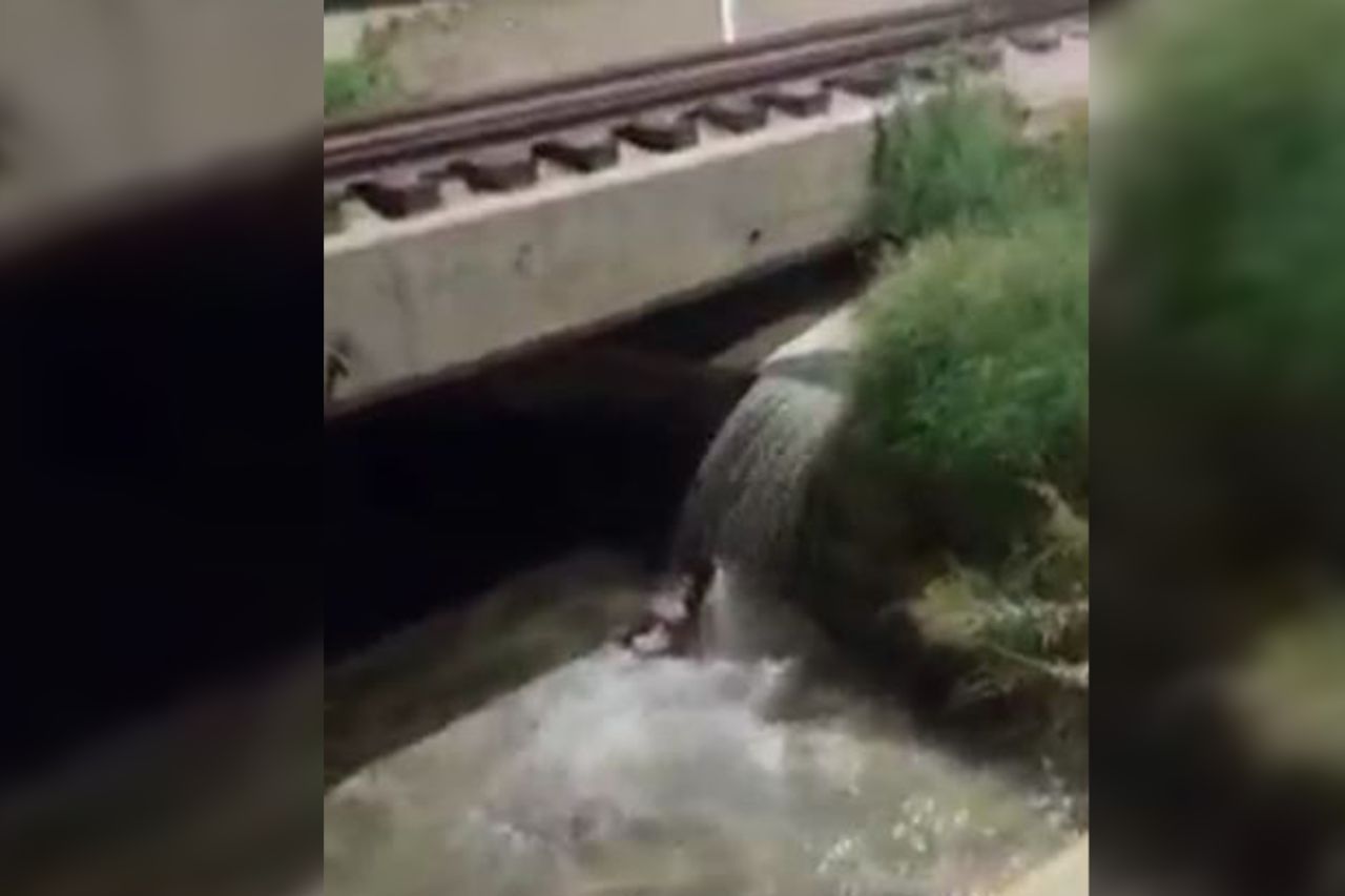 Video: Captan a mujer bañándose en aguas negras del eje vial