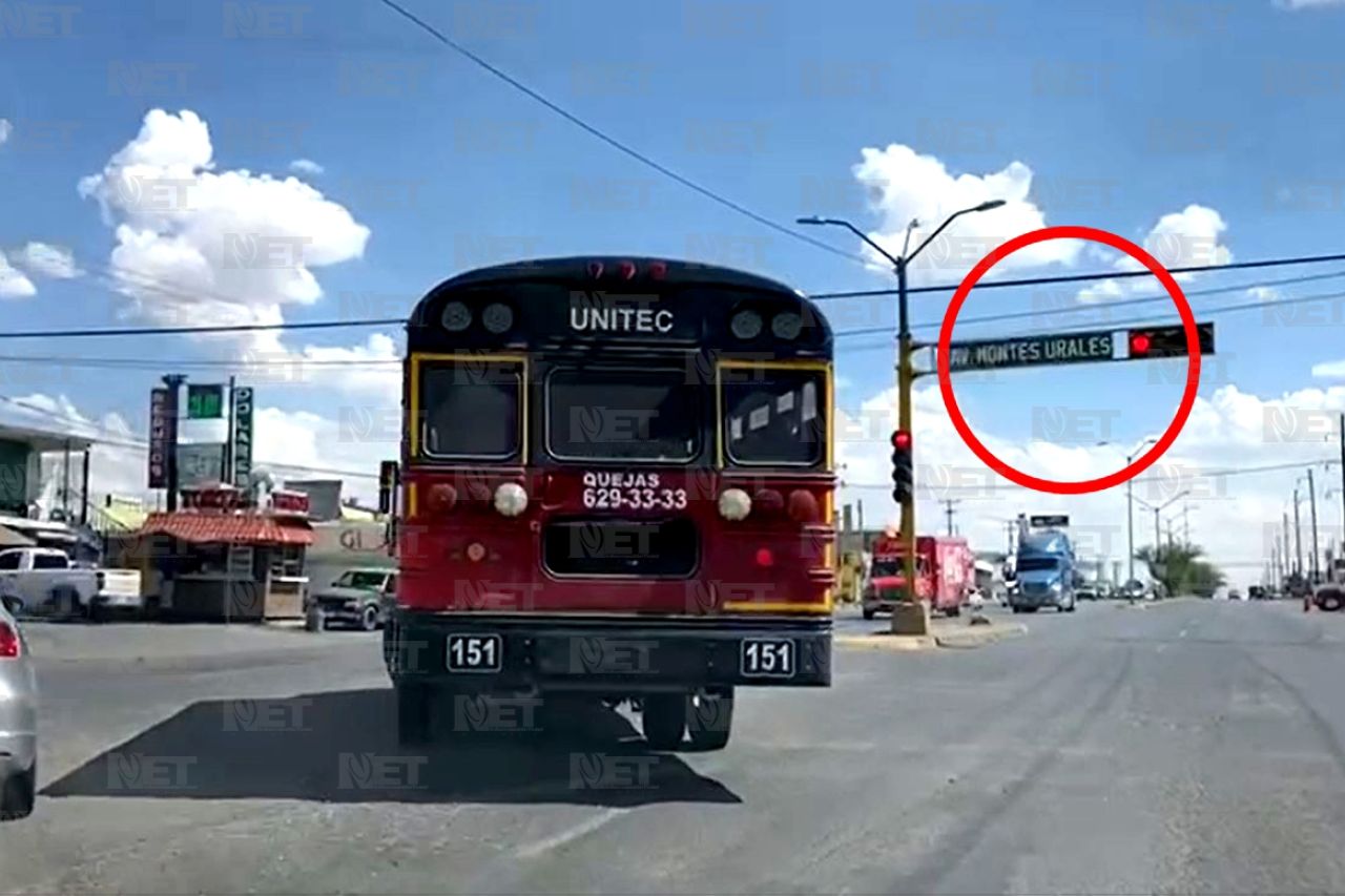 Video: Omite semáforo rojo y gira en doble fila ruta 1A