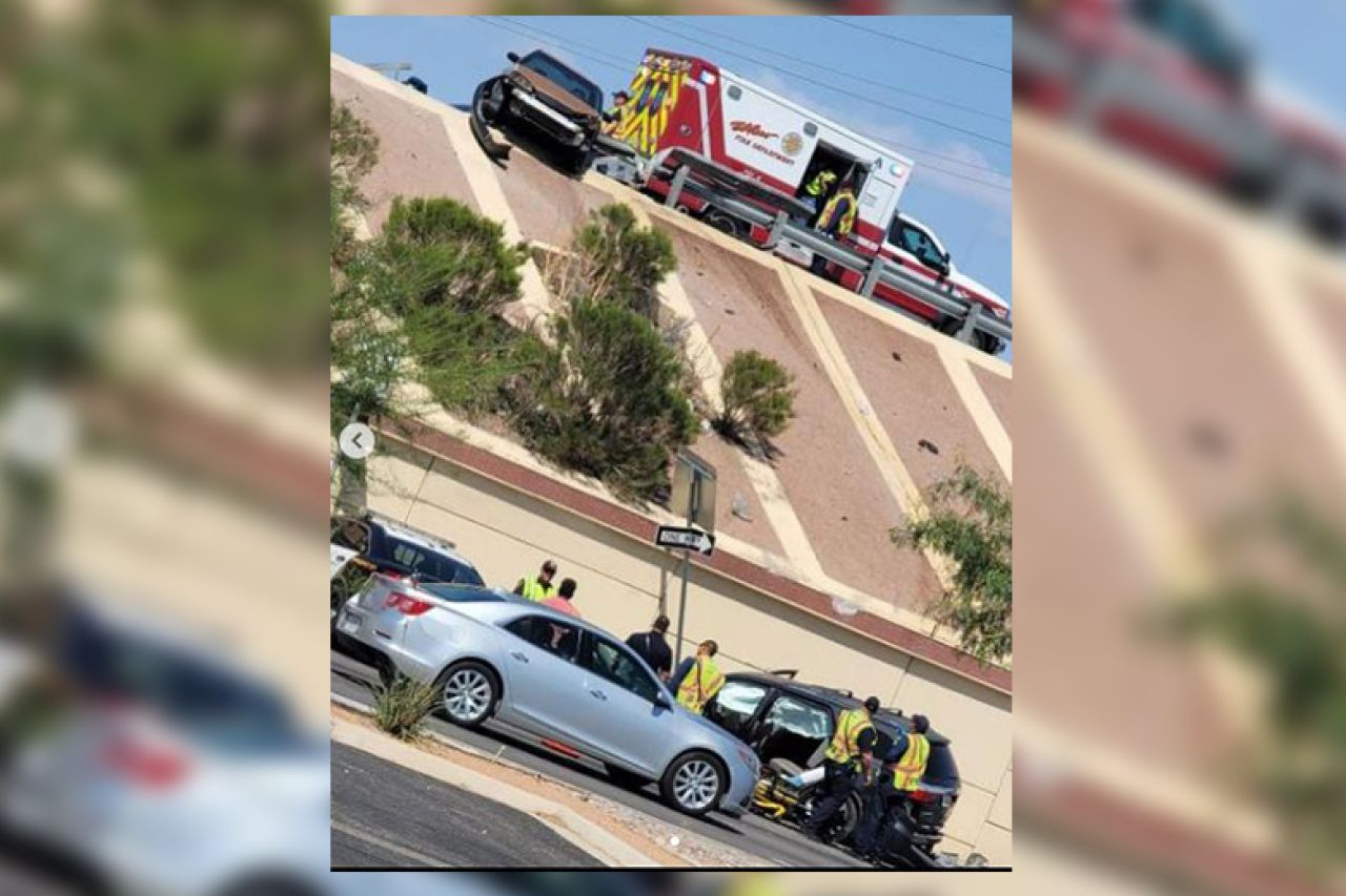 Cae auto de puente tras accidente en I-10 Este y Zaragoza