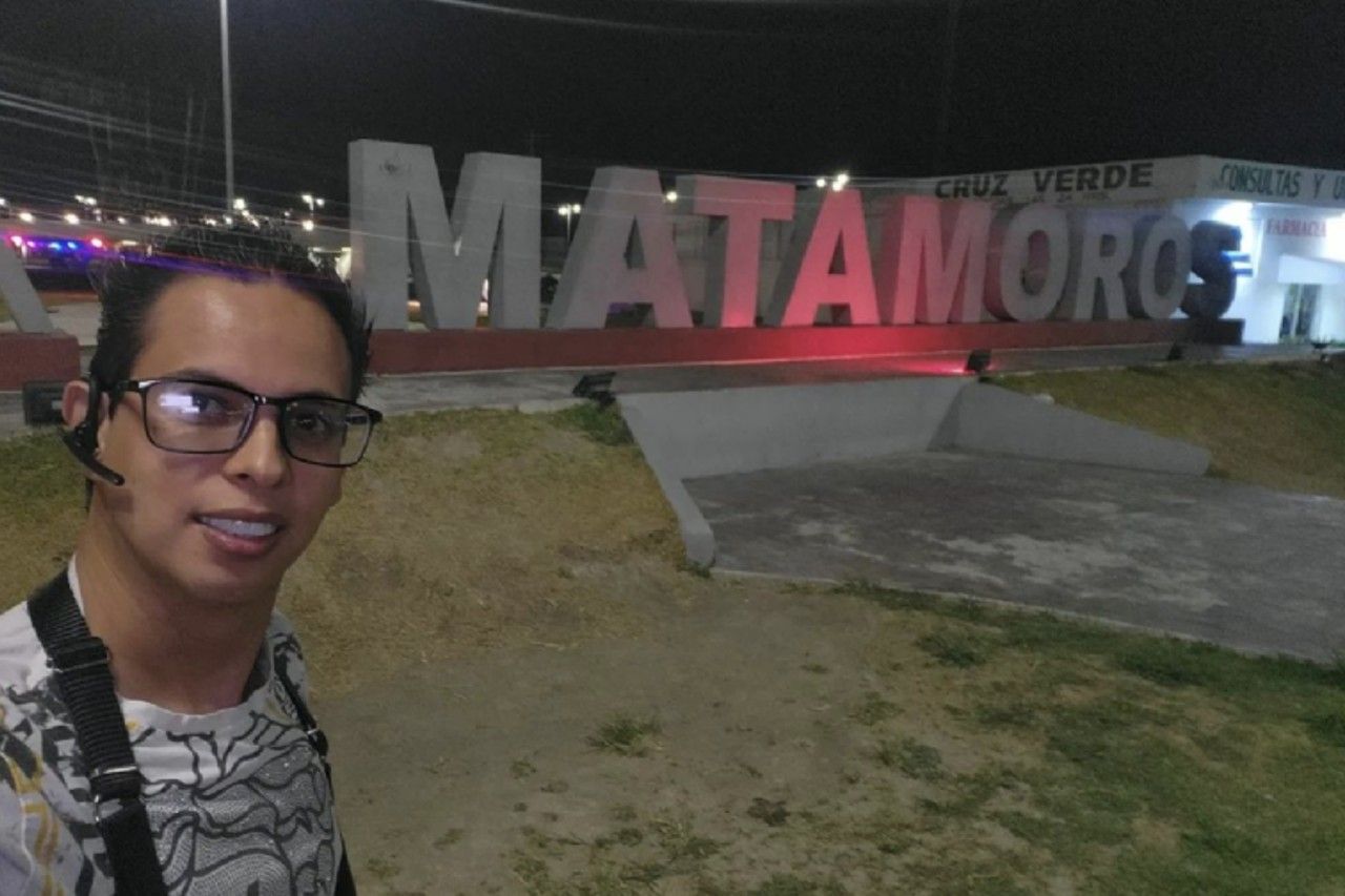 Alex Marín y sus novias graban video íntimo en letras turísticas de Matamoros