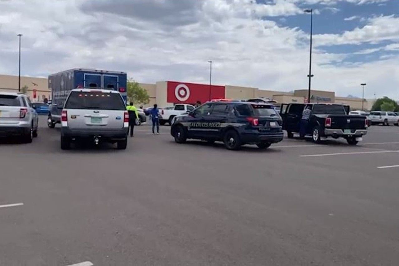 Arrollan a mujer en estacionamiento en Las Cruces; muere en hospital