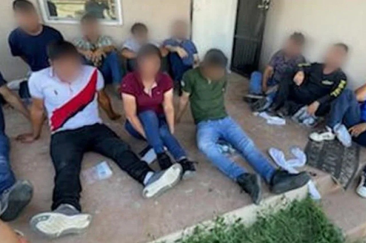 Encuentran a 13 migrantes en una casa de seguridad en El Paso