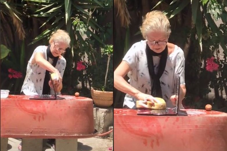 Video: Abuela lava con agua y jabón la laptop de su nieto