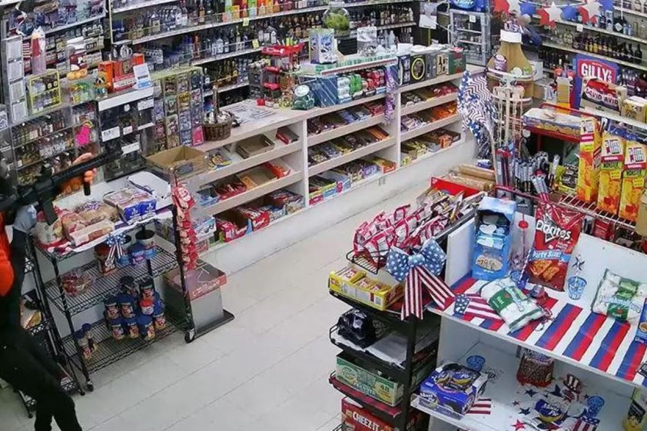 Video: Anciano dispara a sujeto que trató de robar su tienda