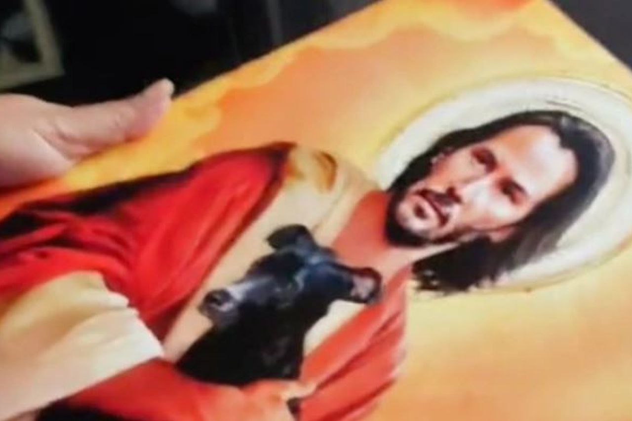 Video: Le regala cuadro de Jesús a su madre, pero era Keanu Reeves