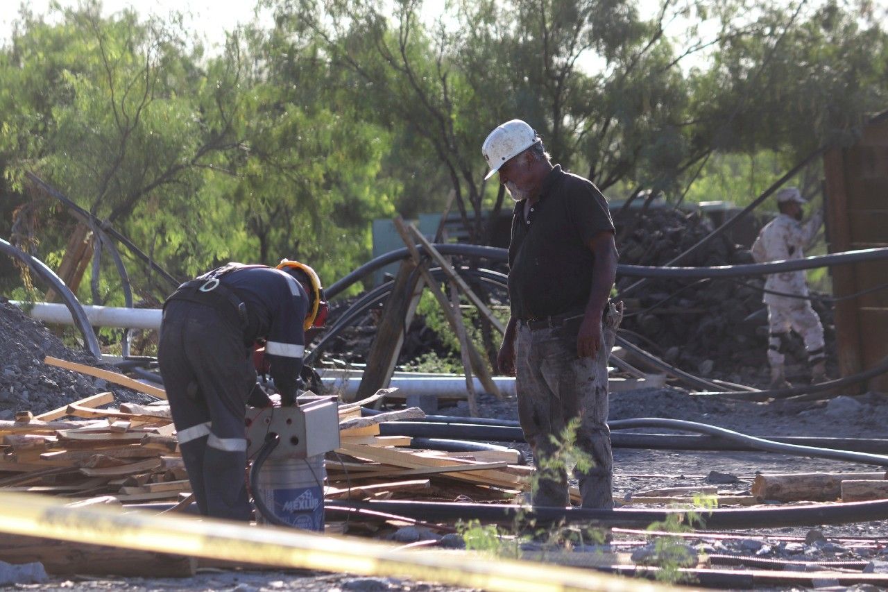 Inundación en pozos dificulta rescate de mineros en Coahuila