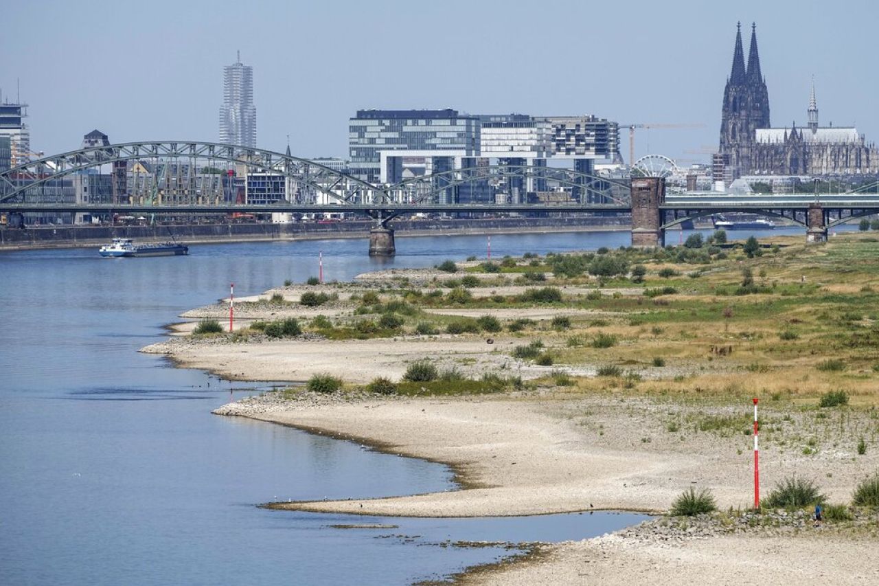 Río Rin podría descender a niveles críticos en Alemania