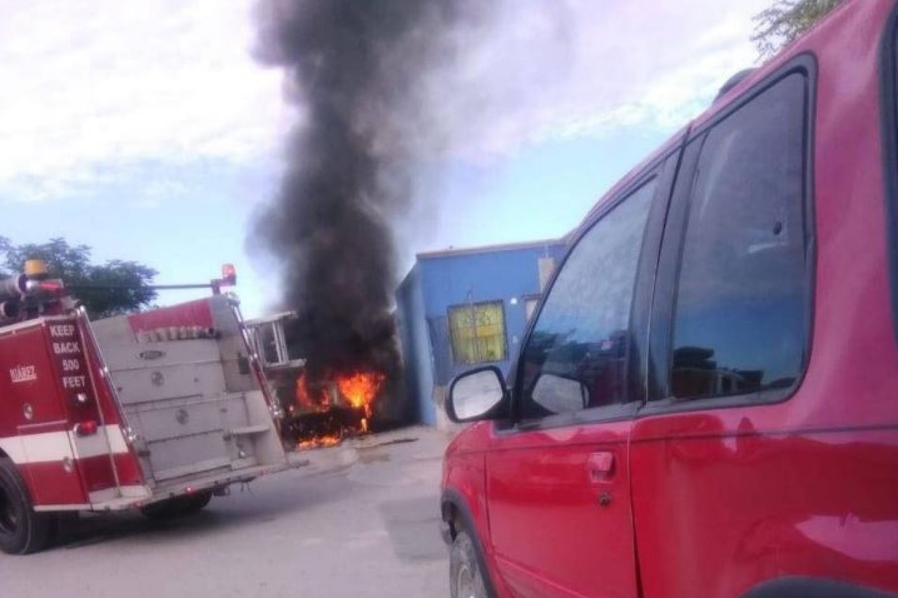 Incendian camión de personal en Finca Bonita 