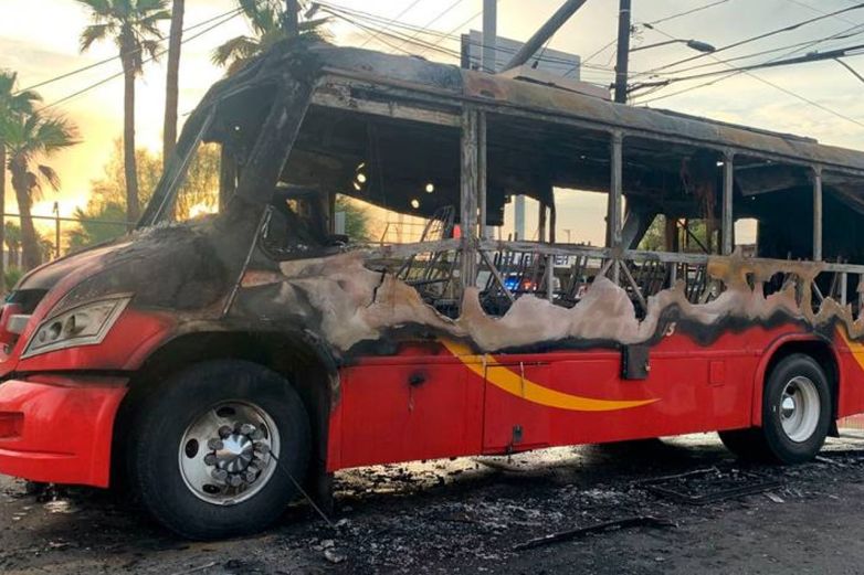 Prenden fuego a camión de transporte público en Mexicali