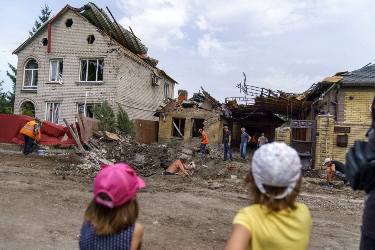 Rusia cañonea en el este, Ucrania ataca puente crucial
