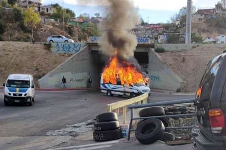 Quemas, bloqueos y calles desoladas en Baja California