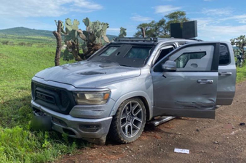 Aseguran equipo bélico en camioneta abandonada en Jalisco
