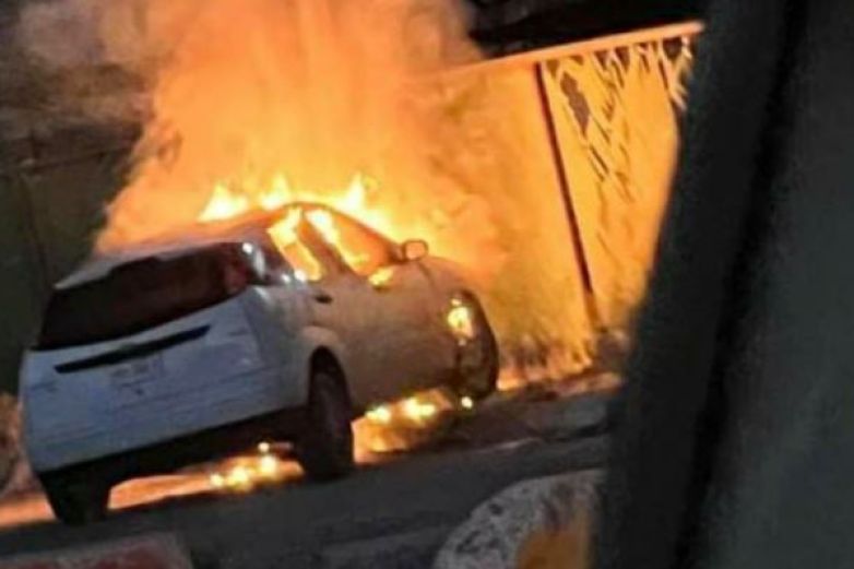 Video: Auto arde en llamas en el puente Zaragoza