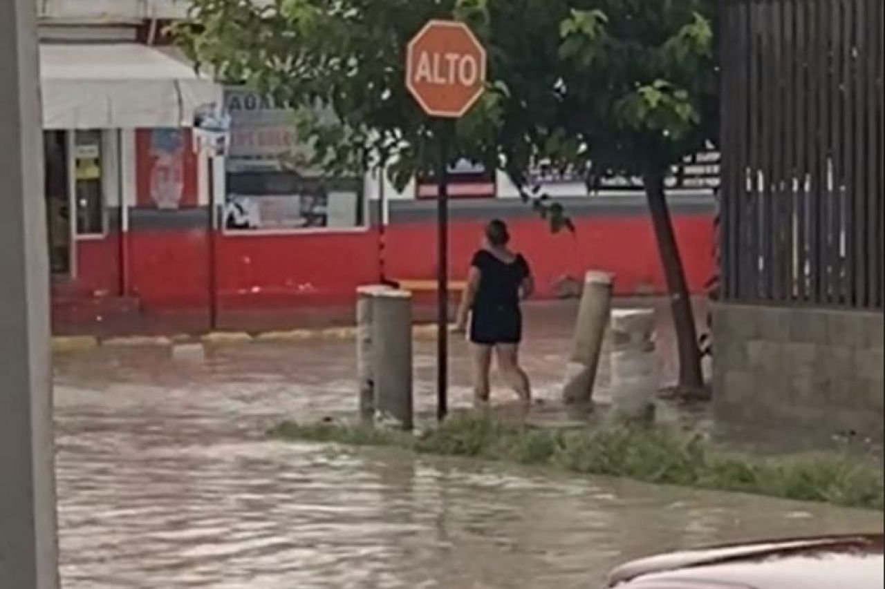 ¡Y todo por la Coca! Mujer cruza inundaciones por ir a comprar un refresco