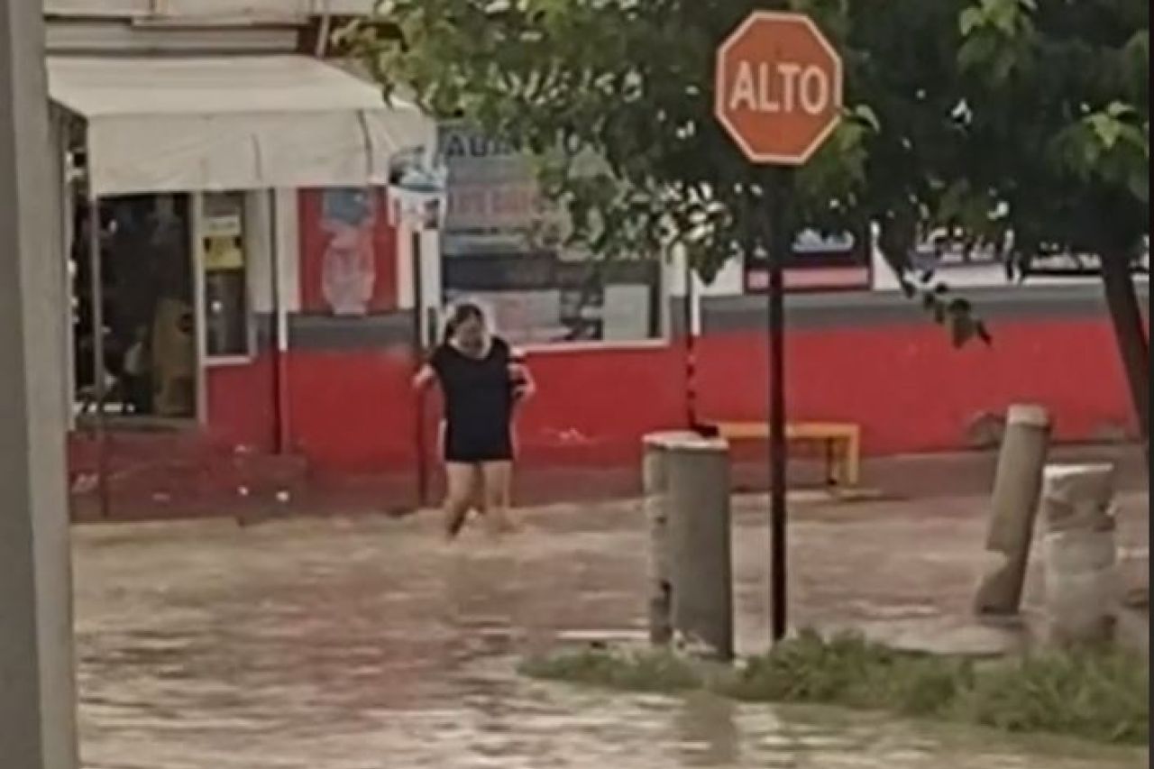 ¡Y todo por la Coca! Mujer cruza inundaciones por ir a comprar un refresco