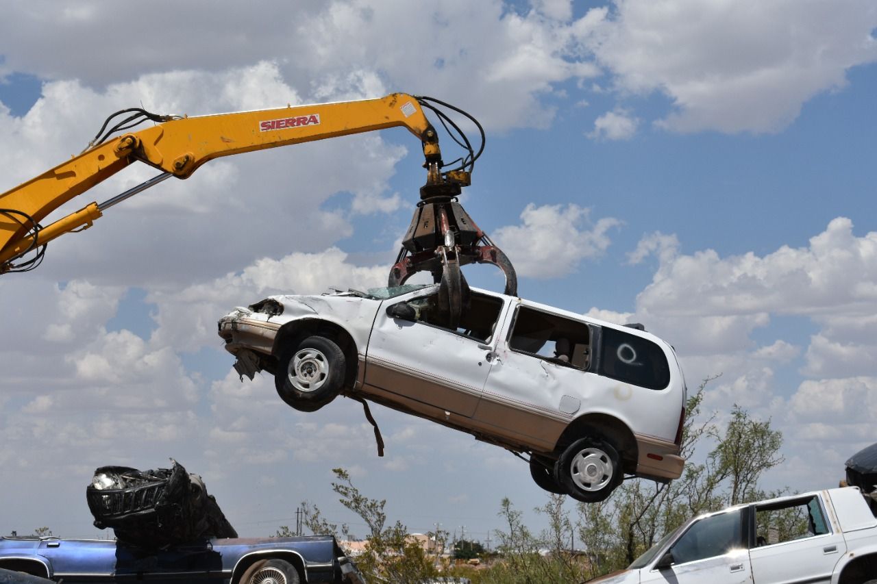 Hacen chatarra 200 vehículos del corralón en Juárez