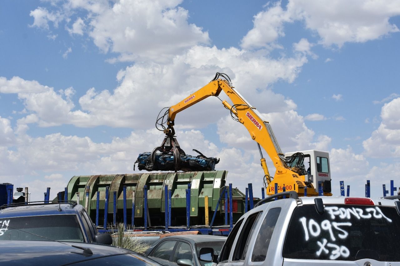 Hacen chatarra 200 vehículos del corralón en Juárez