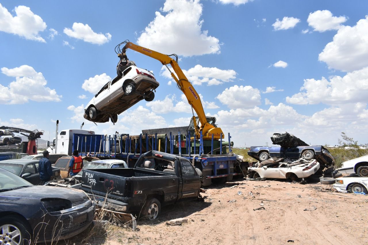 Hacen chatarra 200 vehículos del corralón en Juárez