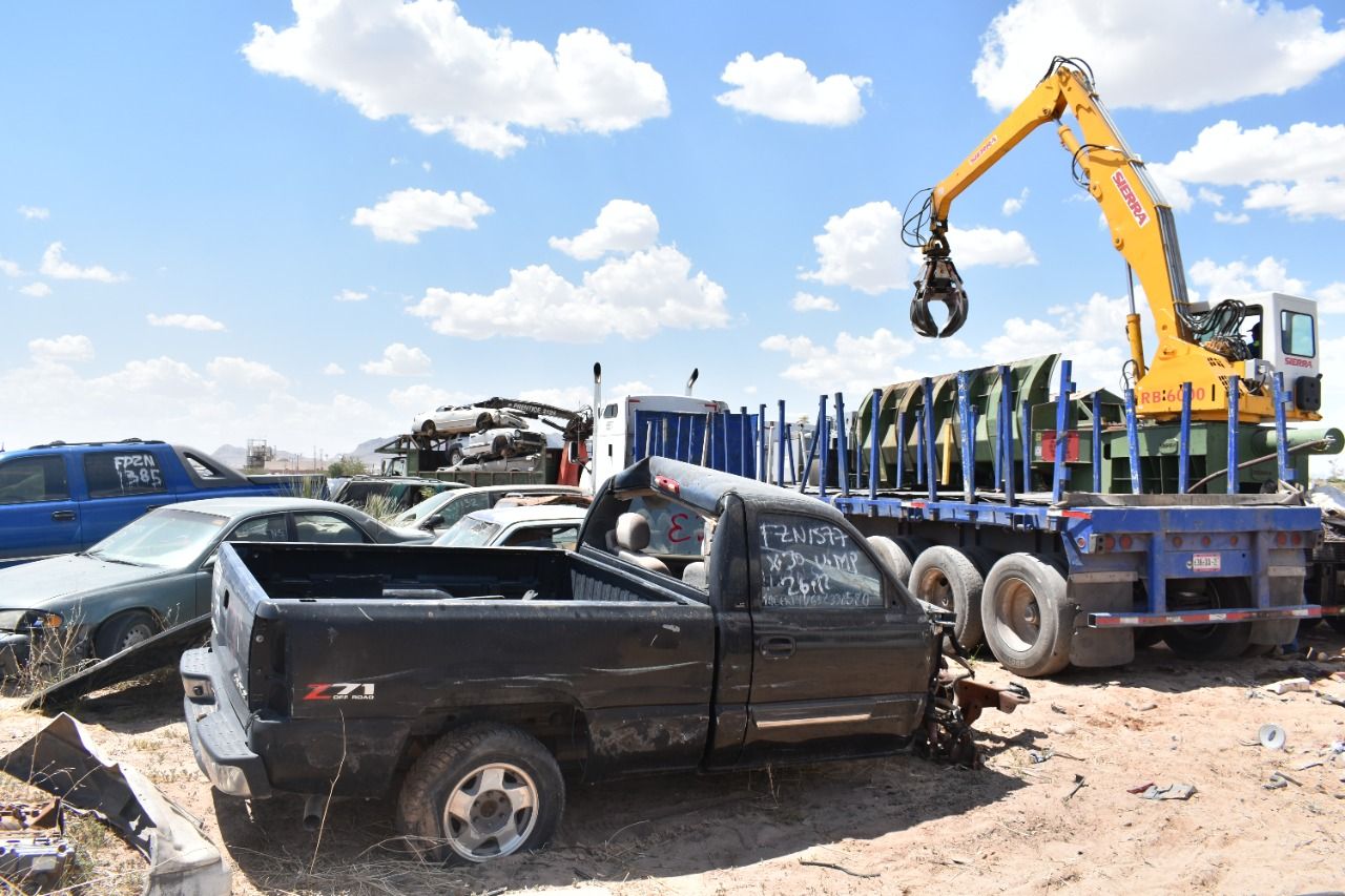 Hacen chatarra 200 vehículos del corralón en Juárez