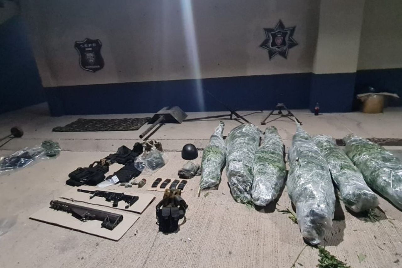 Hallan piezas de blindaje, armas y droga en Cuauhtémoc