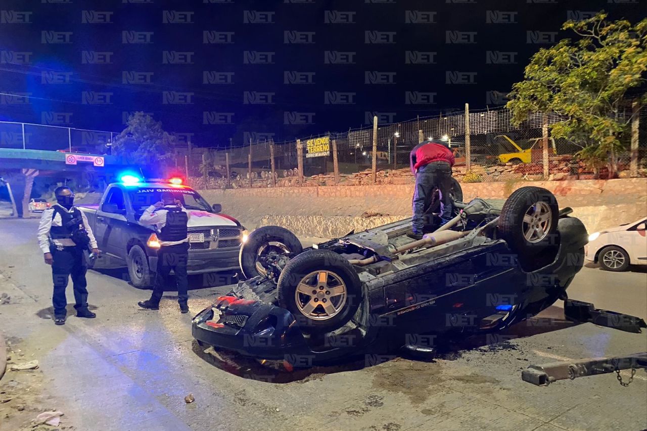 Pierde el control de camioneta y vuelca en el viaducto Díaz Ordaz
