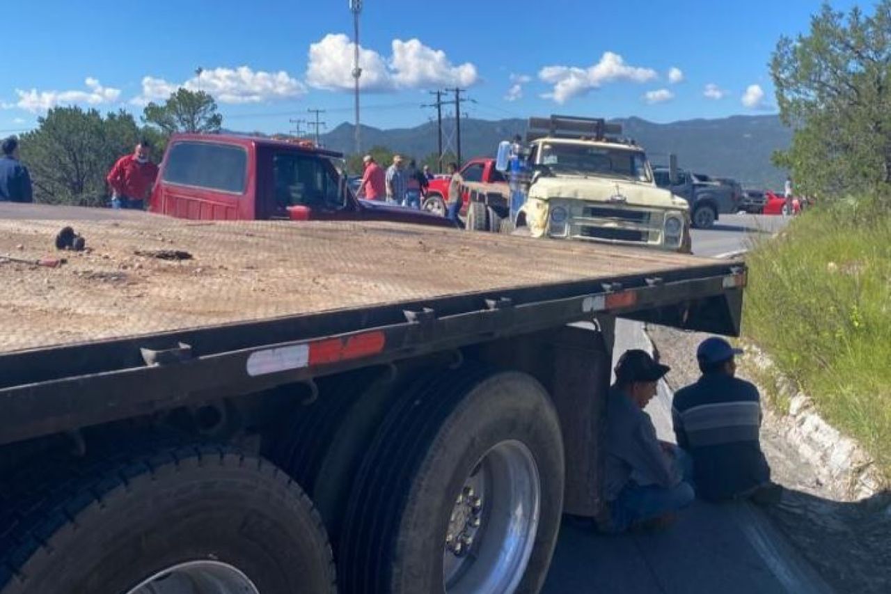 Pobladores de Tomochi bloquean carretera hacia Hermosillo