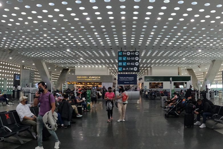 Propone Sheinbaum ajustar tarifas de taxis y facilitar apps en el AICM