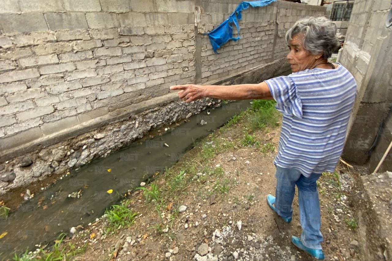 Denuncian calles destruidas y fugas de agua en la Josefa Ortiz de Domínguez