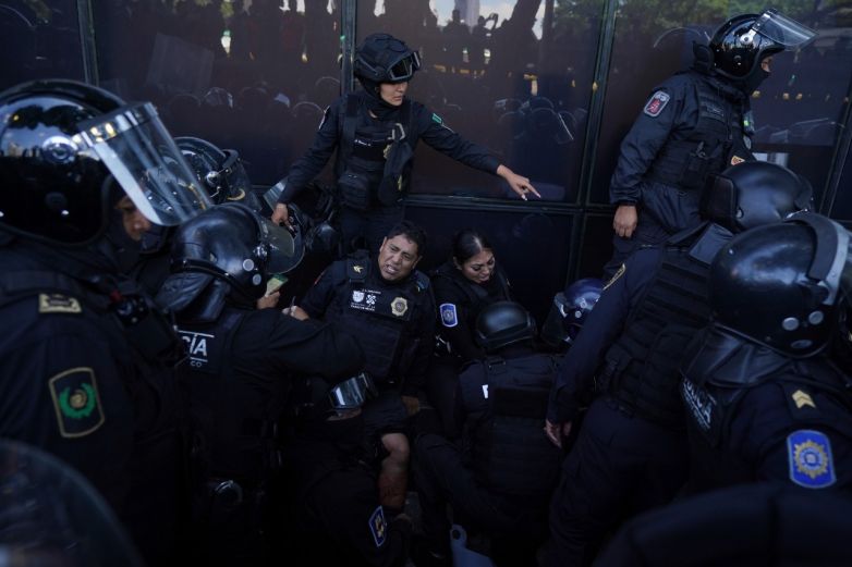Hieren a 11 policías durante protesta por caso Ayotzinapa 
