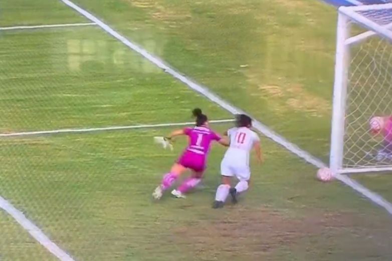 Video: 'Oso' de la portera de Querétaro acaba en gol de Toluca