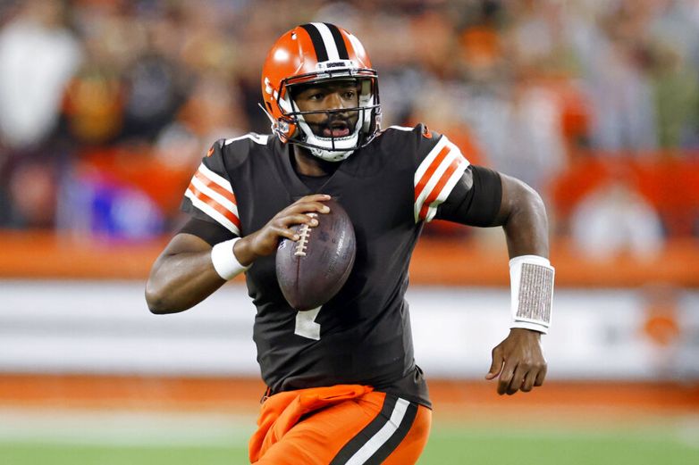 Browns se reponen de colapso; vencen a Steelers