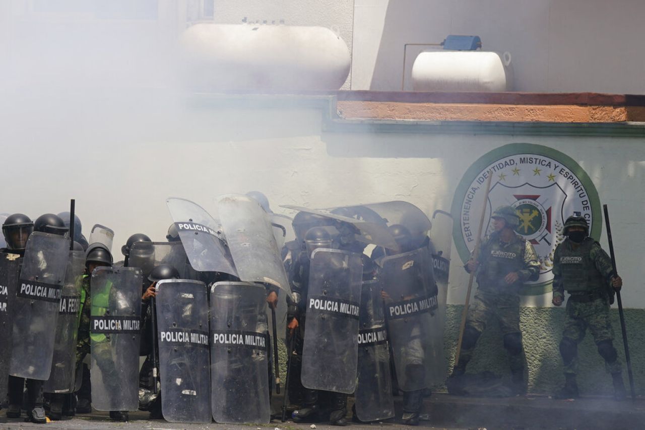 Normalistas de Ayotzinapa lanzan petardos al campo militar 1 en CDMX