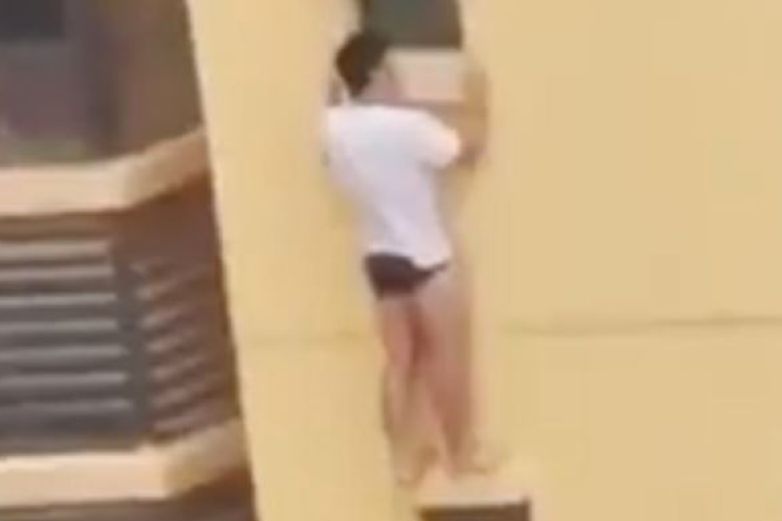 Video: Lo cachan en plena infidelidad y escapa por ventana de piso 25